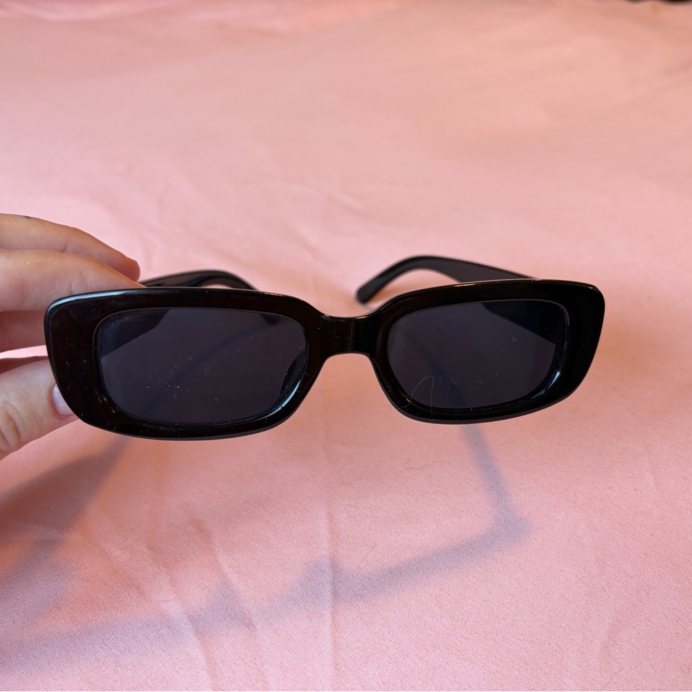 Chic Black Sunglasses - image 4
